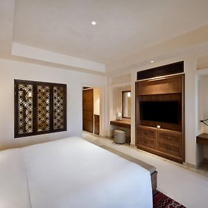 Deluxe Guest room 1 King Pool view Balcony